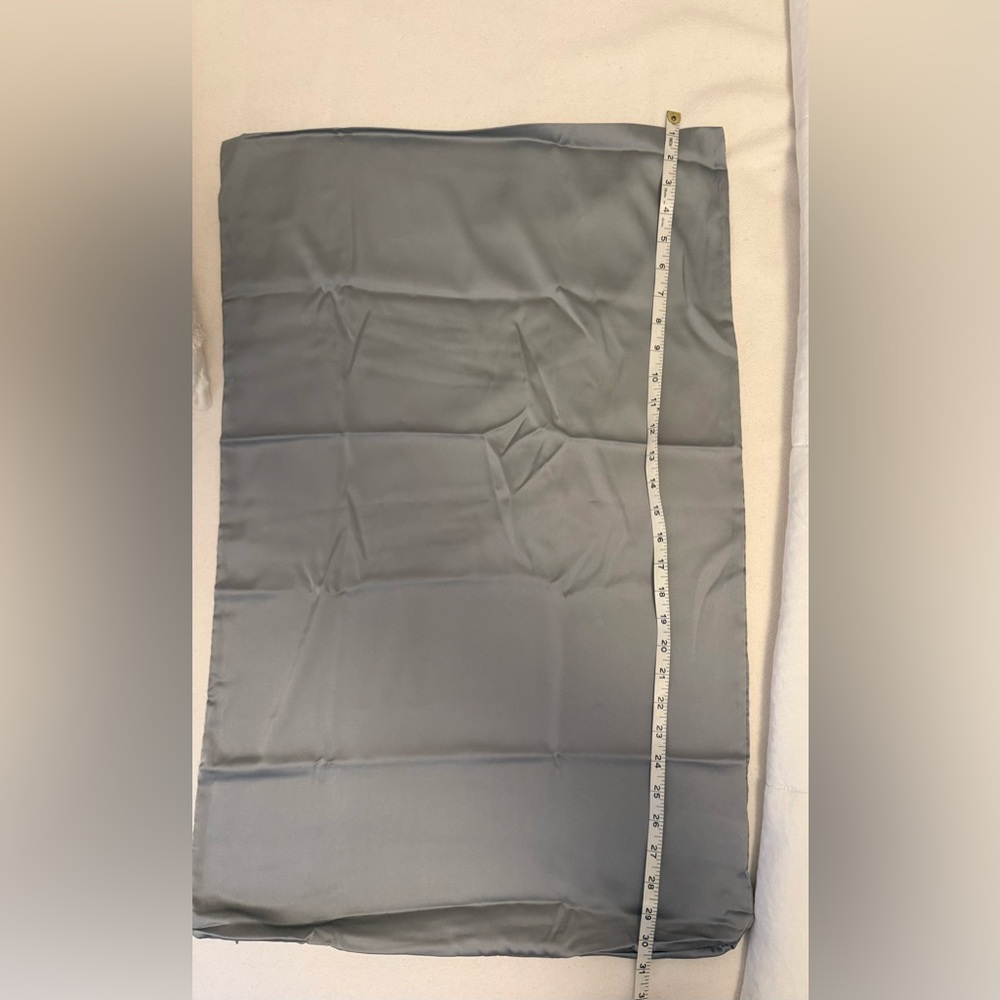 Luxurious silk Gray/silver Pillowcase Set size queen - Picture 5 of 12